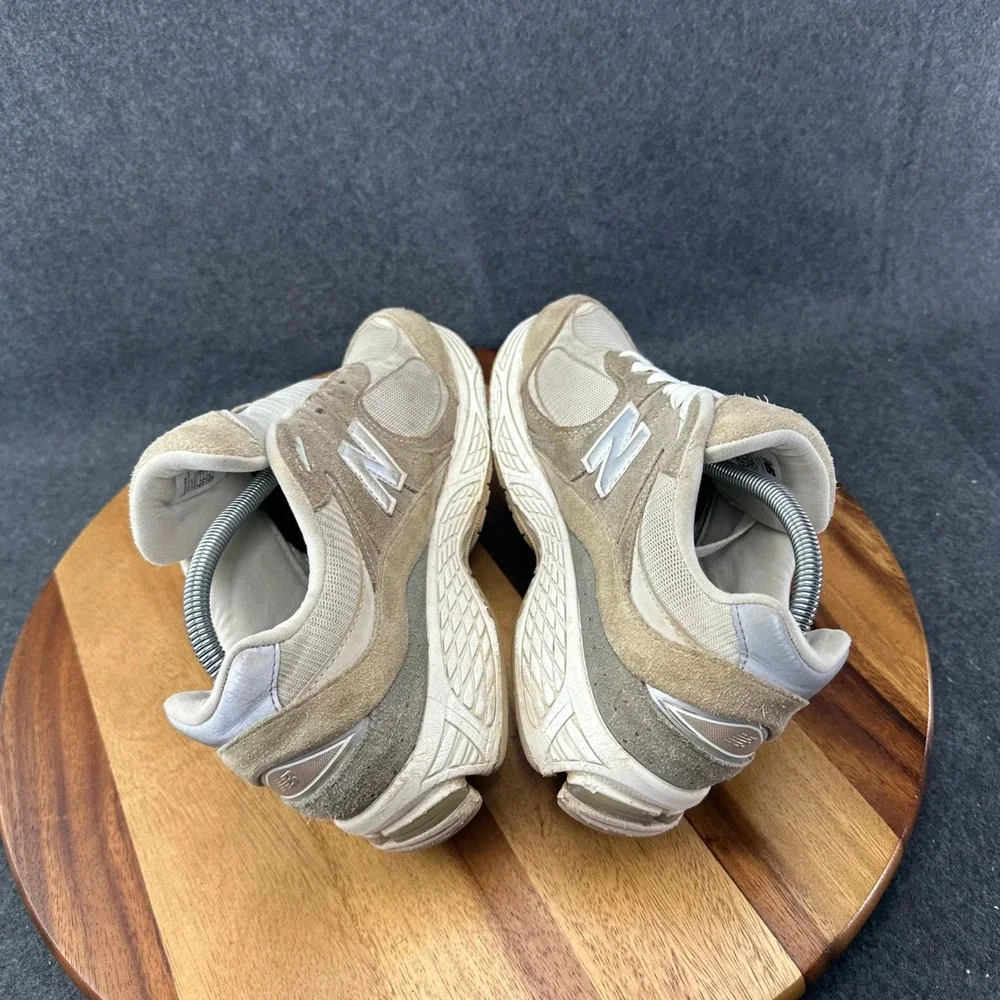 New Balance Trainers Sz 9.5 Womens Brown Driftwood Sandstone 2002R Running Shoes